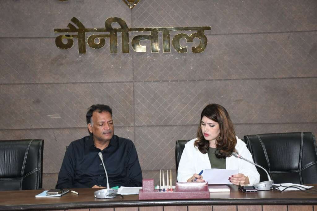 हल्द्वानी में राष्ट्रीय स्तरीय सरस मेले की तैयारियों को लेकर बैठक करते मुख्य विकास अधिकारी अरविंद कुमार पांडे