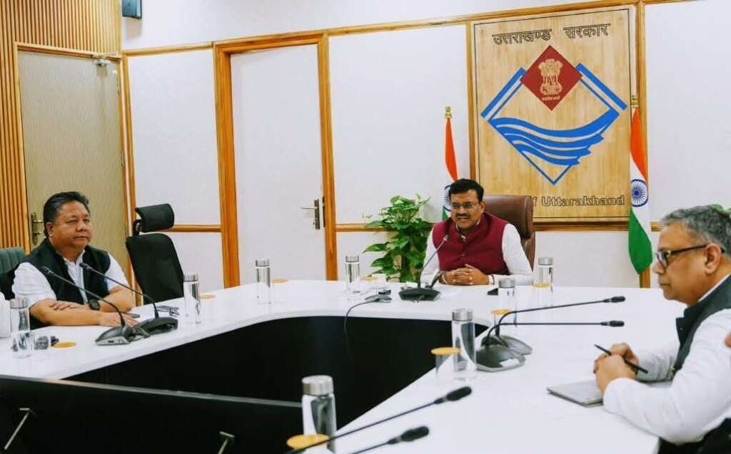 मुख्य सचिव आनंद बर्द्धन की अध्यक्षता में लंबित प्रकरणों की समीक्षा बैठक