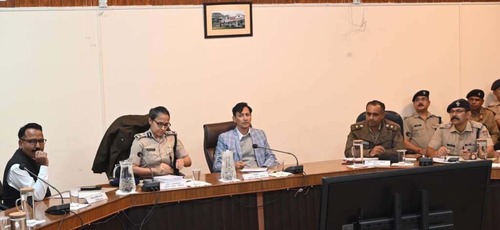 आयुक्त दीपक रावत की अध्यक्षता में कैंचीधाम की यातायात और पार्किंग व्यवस्था की समीक्षा बैठक