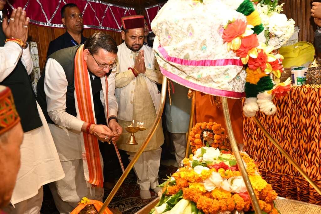 सीएम पुष्कर सिंह धामी ने उत्तरकाशी के काशी विश्वनाथ मंदिर में विशेष पूजा की