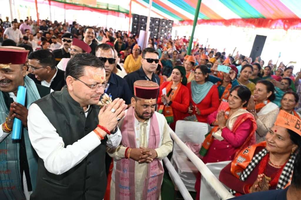 मुख्यमंत्री पुष्कर सिंह धामी उत्तरकाशी में श्री काशी विश्वनाथ मंदिर में पूजा-अर्चना करते हुए