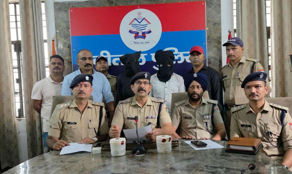 लालकुआं स्मैक मामले का खुलासा करते पुलिस अधिकारी