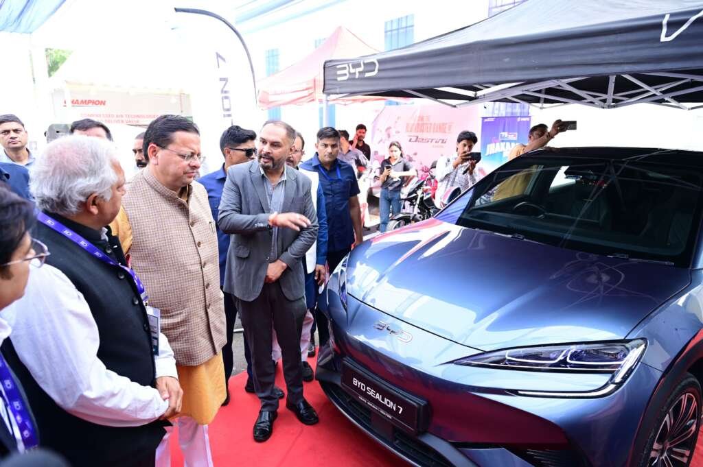 हरिद्वार में औद्योगिक प्रदर्शनी का अवलोकन करते मुख्यमंत्री पुष्कर सिंह धामी