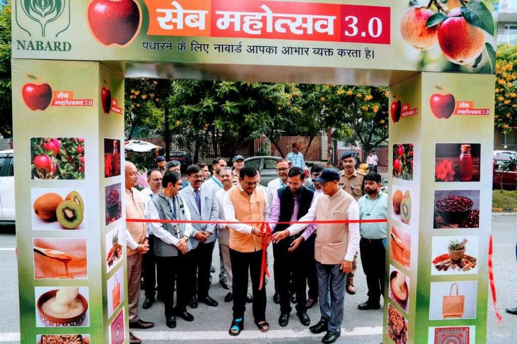 मुख्य सचिव आनंद बर्द्धन देहरादून में सेब महोत्सव 3.0 का शुभारंभ करते हुए