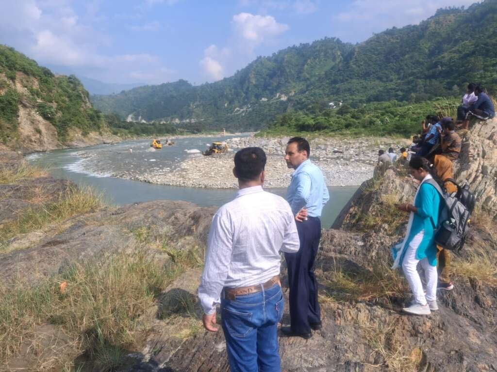 कोसी नदी में किशोर की तलाश में सर्च अभियान चलाती एसडीआरएफ टीम