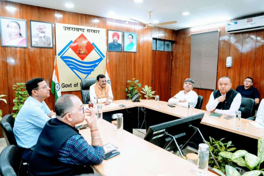 उत्तराखंड में केदारनाथ रोपवे परियोजना की समीक्षा करते मुख्य सचिव आनन्द बर्द्धन