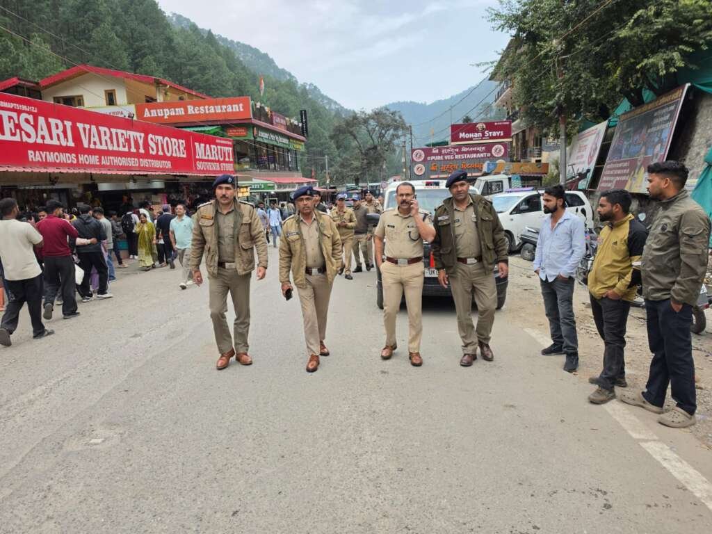 कैंची धाम में वीकेंड यातायात व्यवस्था का निरीक्षण करते नैनीताल पुलिस के अधिकारी।