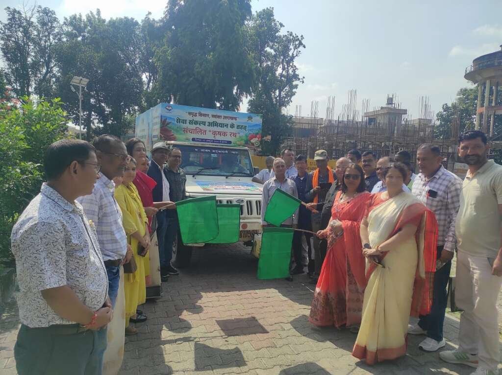 हल्द्वानी में समृद्ध किसान, सशक्त उत्तराखंड अभियान के तहत कृषक रथ को हरी झंडी दिखाते विधायक बंशीधर भगत।