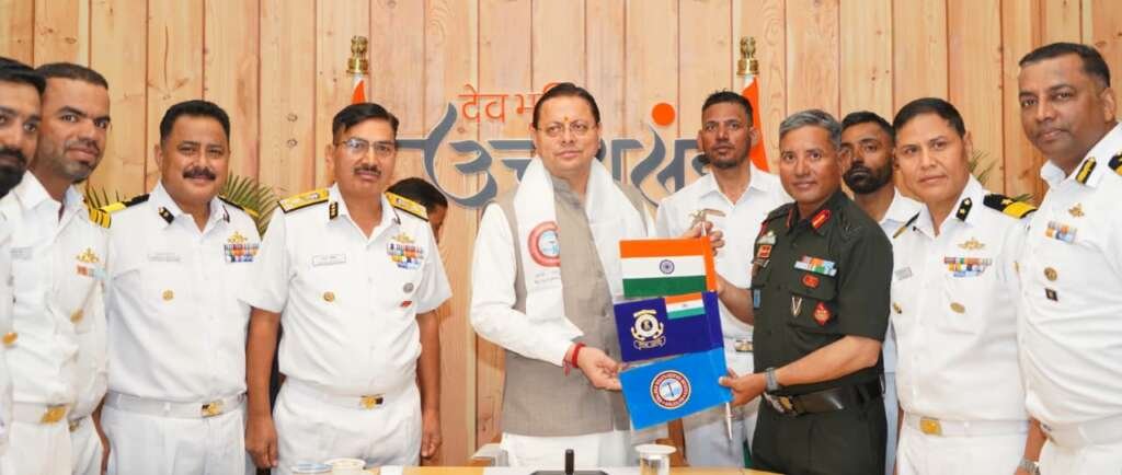 मुख्यमंत्री पुष्कर सिंह धामी माउंट मुकुट ईस्ट का सफल आरोहण कर लौटे भारतीय तटरक्षक बल और एचएमआई के संयुक्त अभियान दल के फ्लैग-इन कार्यक्रम में