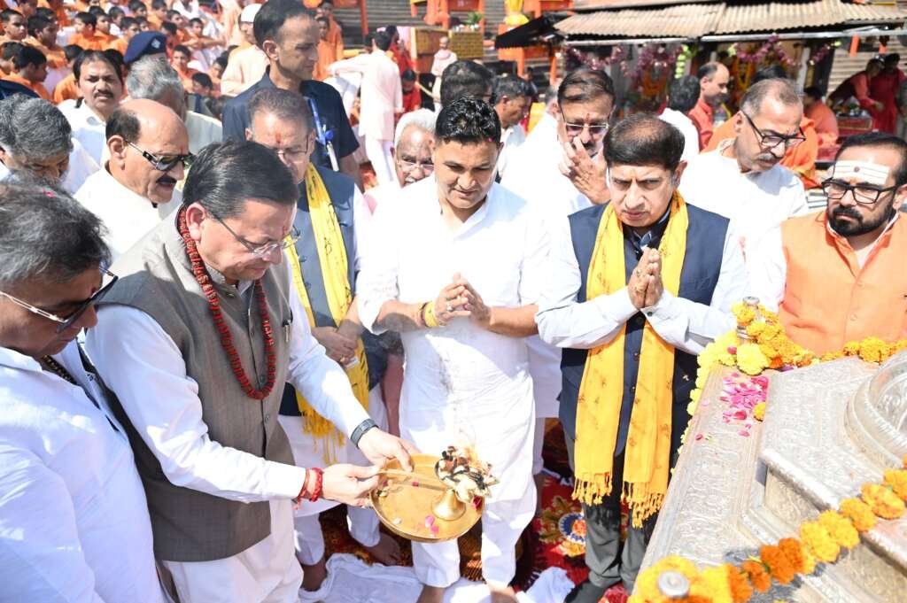 हरिद्वार की हरकी पैड़ी पर मुख्यमंत्री पुष्कर सिंह धामी कैबिनेट मंत्रियों के साथ गंगा आरती करते हुए।