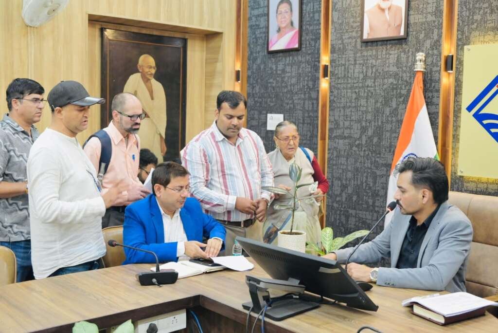 देहरादून कलेक्ट्रेट में समाधान दिवस के दौरान जनसमस्याएं सुनते जिलाधिकारी डॉ. आशीष चौहान।