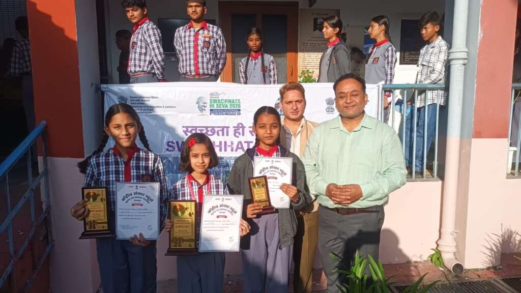 देहरादून के केंद्रीय विद्यालय सालावाला में सीबीसी के स्वच्छता ही सेवा कार्यक्रम के दौरान सम्मानित विद्यार्थी।