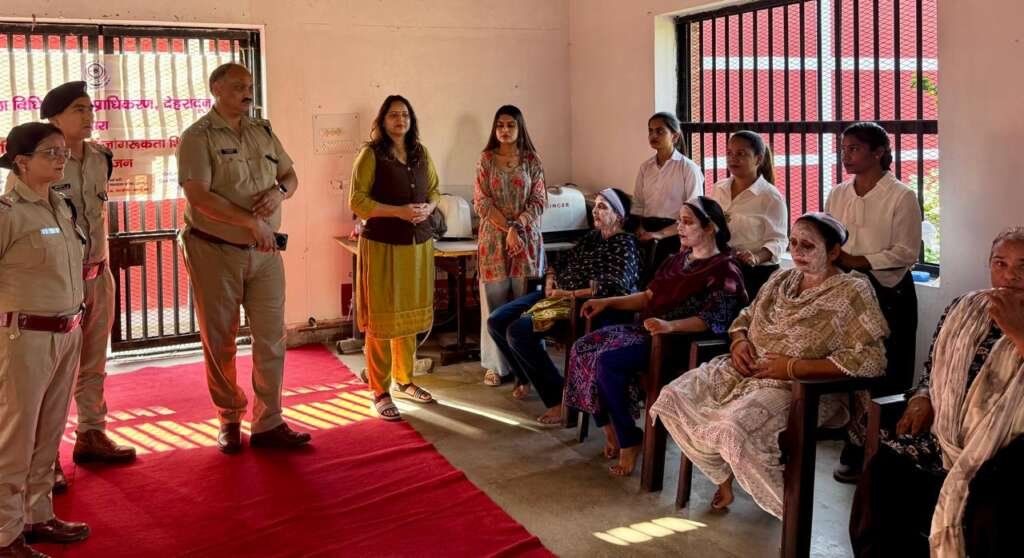 देहरादून जिला कारागार में महिला बंदियों के लिए आयोजित व्यक्तित्व विकास एवं ब्यूटी ग्रूमिंग प्रशिक्षण कार्यक्रम।