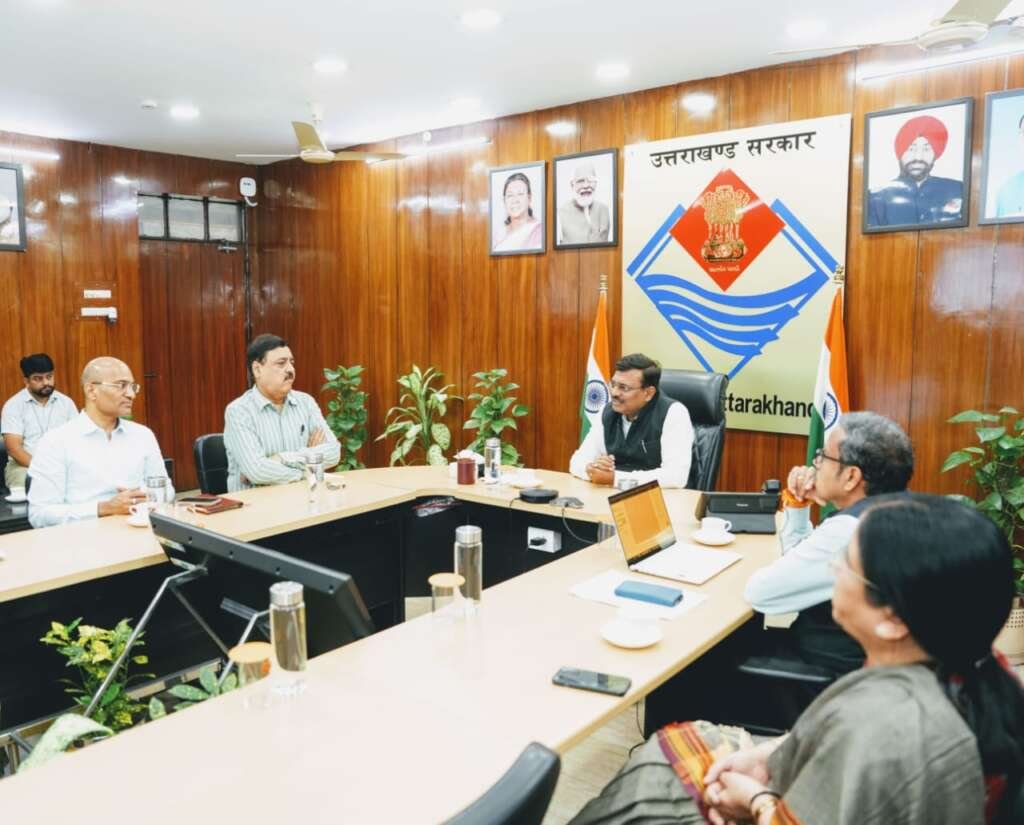 देहरादून सचिवालय में विदेशी भाषा प्रशिक्षण और युवाओं के रोजगार अवसरों पर बैठक करते मुख्य सचिव आनन्द बर्द्धन।