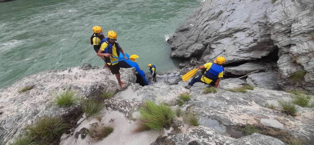 देवप्रयाग सड़क हादसे में रेस्क्यू अभियान चलाती एसडीआरएफ टीम