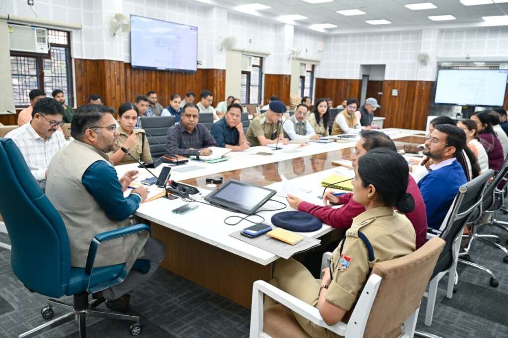 रुद्रप्रयाग में जिलाधिकारी विशाल मिश्रा विधानसभा चुनाव 2027 की तैयारियों को लेकर अधिकारियों के साथ समीक्षा बैठक करते हुए।