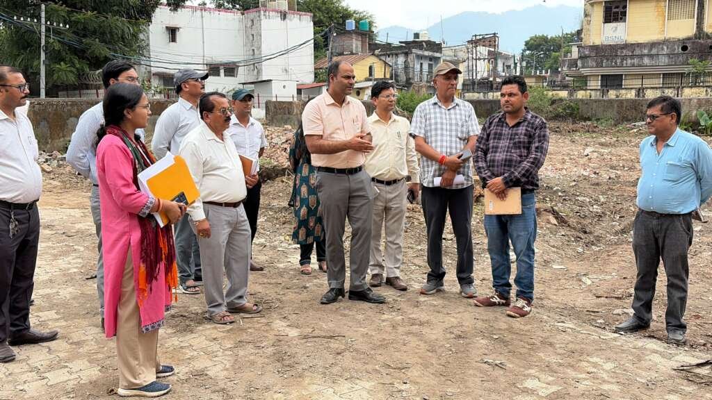 चंपावत के जिलाधिकारी मनीष कुमार टनकपुर में मुख्यमंत्री घोषणा के तहत निर्माणाधीन मीडिया सेंटर का स्थलीय निरीक्षण करते हुए।