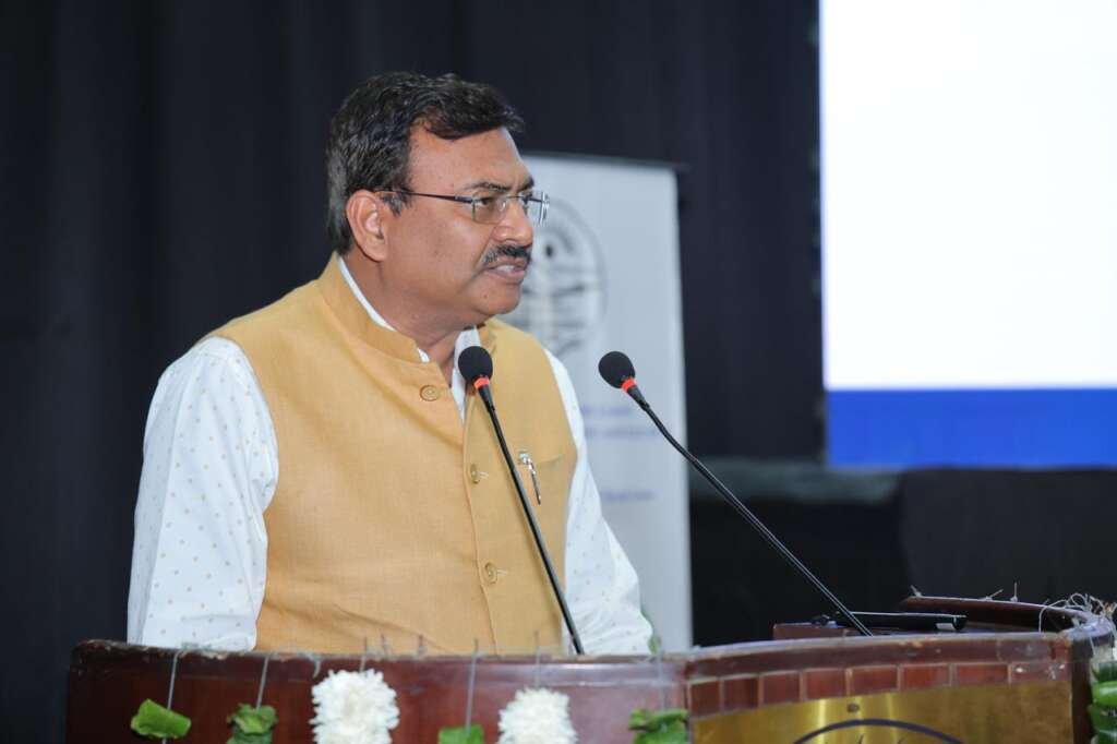 मुख्य सचिव आनंद बर्द्धन दून विश्वविद्यालय में हिमालयी आपदाओं, जलवायु परिवर्तन और आर्टिफिशियल इंटेलिजेंस पर आयोजित राष्ट्रीय संगोष्ठी के शुभारंभ अवसर पर संबोधन।