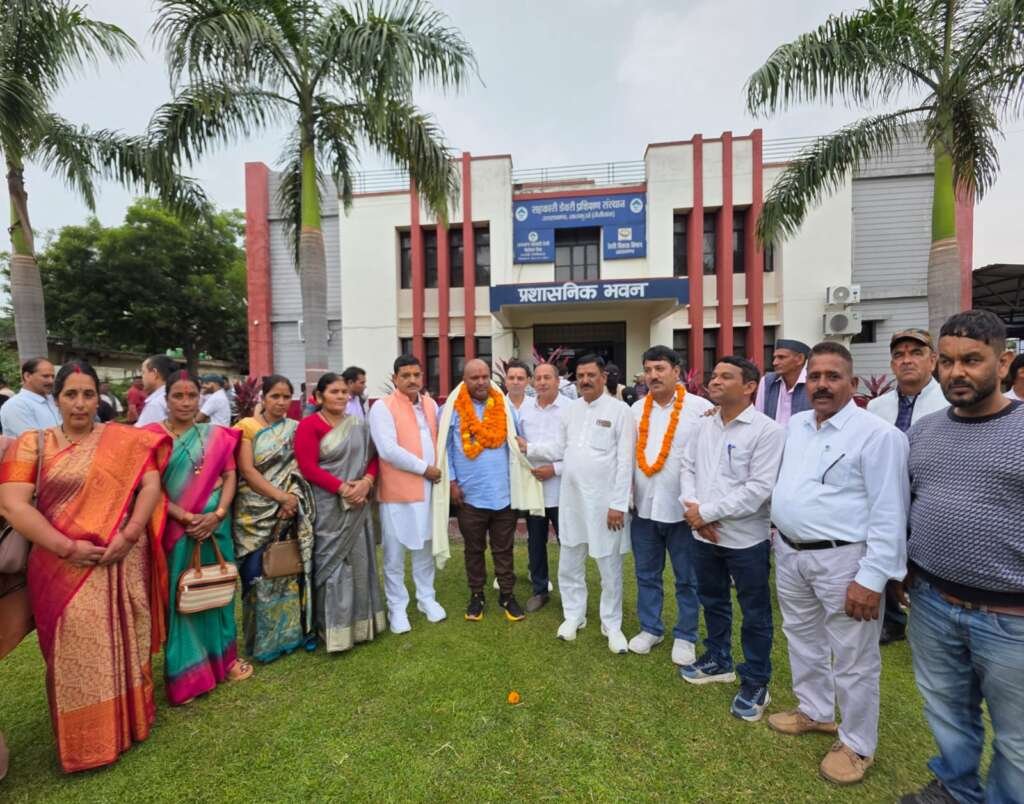 लालकुआं में नैनीताल दुग्ध संघ के नवनियुक्त डायरेक्टर थान सिंह बिष्ट का स्वागत करते अध्यक्ष मुकेश बोरा।