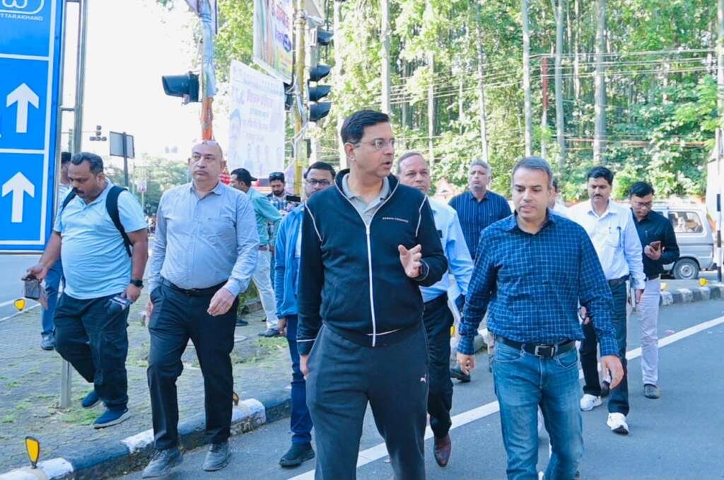 लोक निर्माण विभाग के सचिव पंकज कुमार पांडेय द्वारा देहरादून में सड़क सुधार कार्यों का निरीक्षण