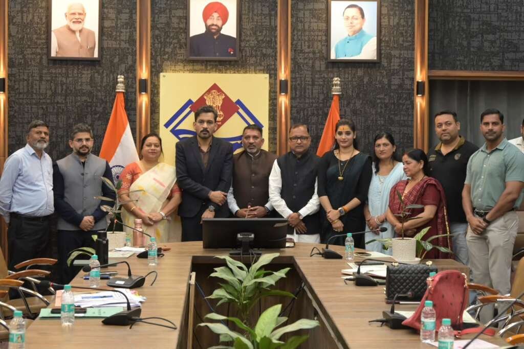 देहरादून में जिला योजना समिति के नवनिर्वाचित सदस्यों को प्रमाण पत्र सौंपते जिलाधिकारी डॉ. आशीष चौहान और महापौर सौरभ थपलियाल।