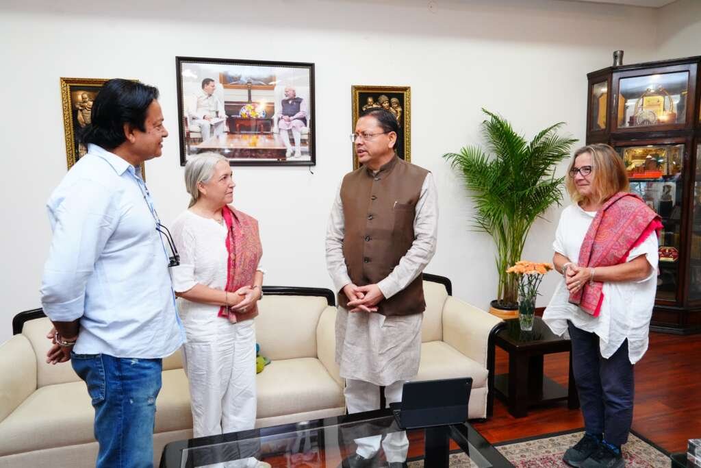 मुख्यमंत्री पुष्कर सिंह धामी से बीटल्स पर आधारित अंतरराष्ट्रीय फिल्म परियोजना के निर्माताओं की मुलाकात।