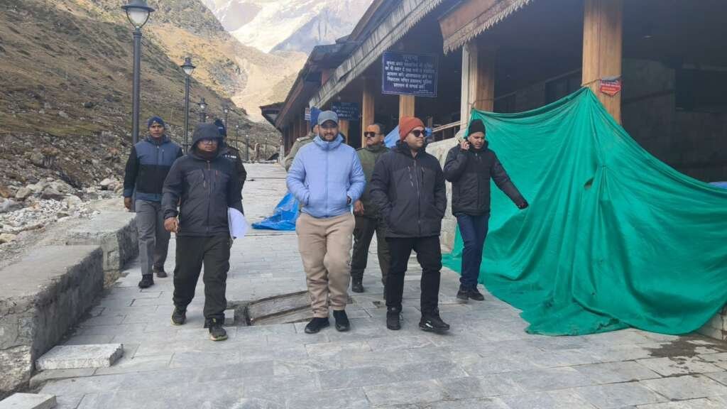 केदारनाथ धाम में पुनर्निर्माण एवं विकास कार्यों का निरीक्षण करते जिलाधिकारी विशाल मिश्रा।