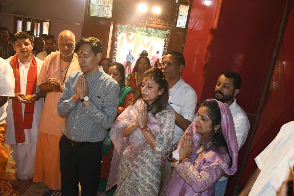 हल्द्वानी में दुर्गा पूजा पंडाल में दर्शन-पूजन करते कुमाऊं आयुक्त दीपक रावत।