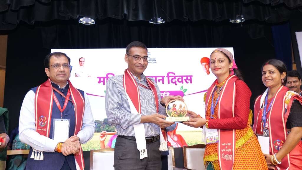 अल्मोड़ा की प्रगतिशील महिला कृषक प्रीति पंत, जिन्हें वैज्ञानिक खेती में उत्कृष्ट योगदान के लिए दिल्ली में सम्मानित किया गया।