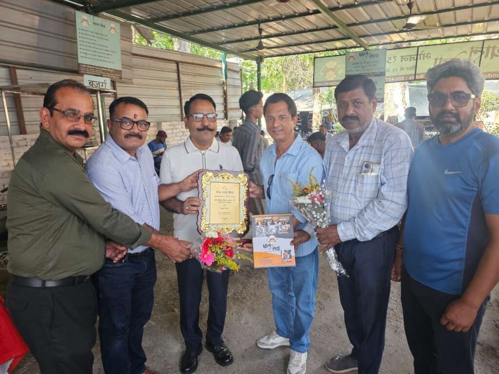 हल्द्वानी में थाल सेवा के आठ वर्ष पूरे होने पर जिलाधिकारी ललित मोहन रयाल और थाल सेवा की टीम।