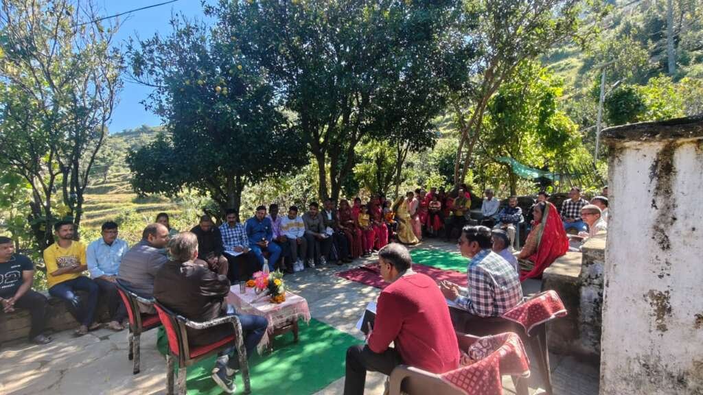 चंपावत के नीड़ तल्ली गांव में ग्रामीणों की समस्याएं सुनते जिलाधिकारी मनीष कुमार