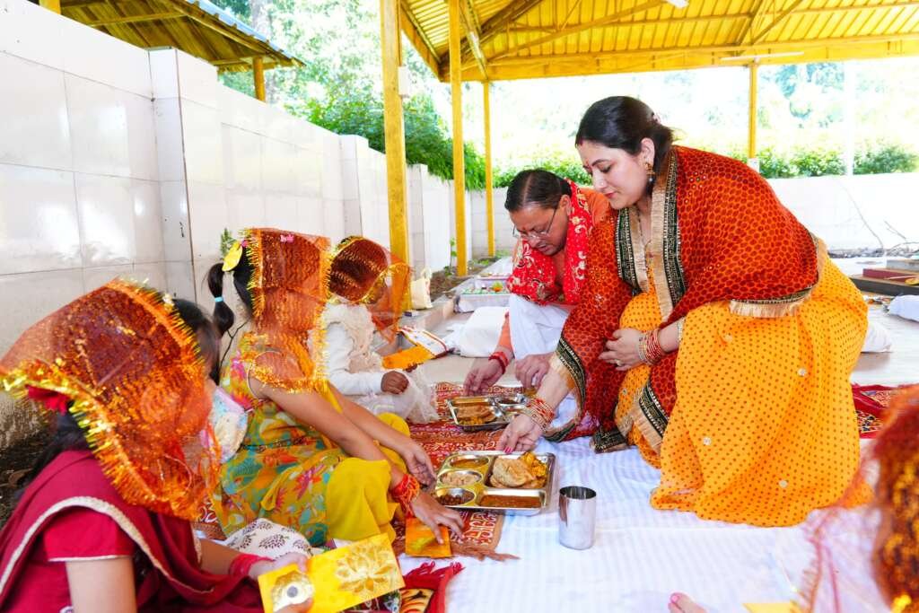 मुख्यमंत्री पुष्कर सिंह धामी महानवमी पर कन्या पूजन करते हुए