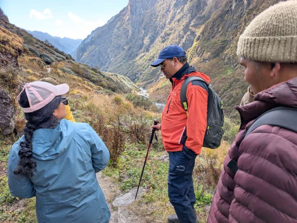 बागेश्वर में पिंडारी ग्लेशियर ट्रेक का निरीक्षण करतीं जिलाधिकारी अपूर्वा पाण्डे