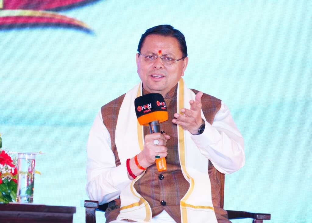 मुख्यमंत्री पुष्कर सिंह धामी उत्तराखंड में रोजगार और सरकारी उपलब्धियों की जानकारी देते हुए