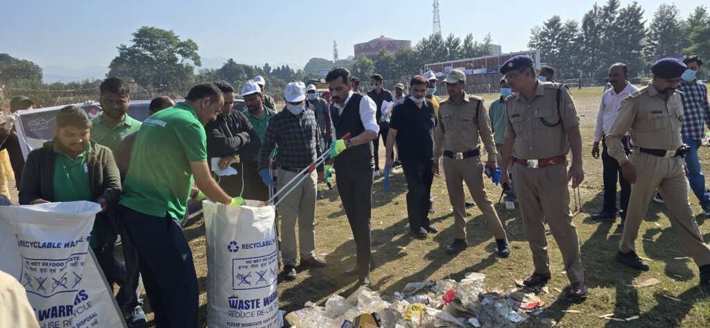देहरादून में विशेष सफाई अभियान के दौरान कूड़ा उठाते जिलाधिकारी डॉ. आशीष चौहान।