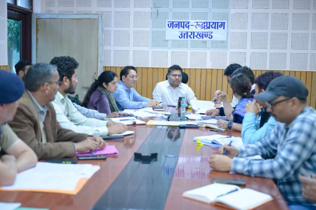 राष्ट्रपति के प्रस्तावित केदारनाथ धाम दौरे की तैयारियों को लेकर बैठक करते जिलाधिकारी विशाल मिश्रा और अधिकारी।