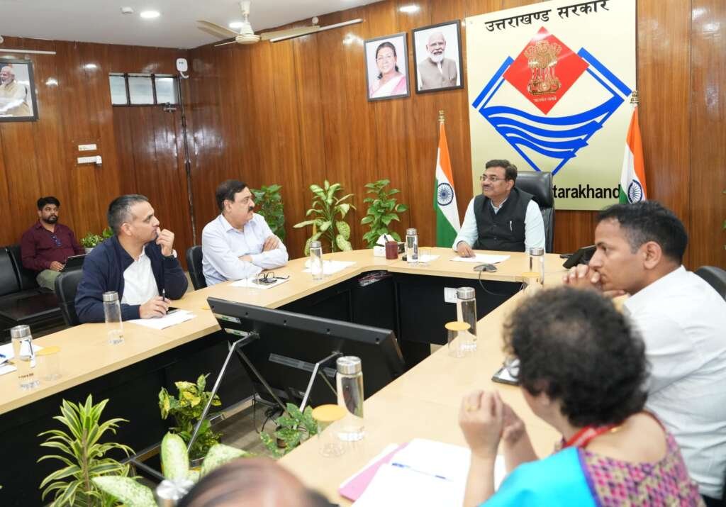 मुख्य सचिव आनंद बर्द्धन की अध्यक्षता में 108 एंबुलेंस सेवा में सुधार और पुरानी एंबुलेंस बदलने को लेकर बैठक।