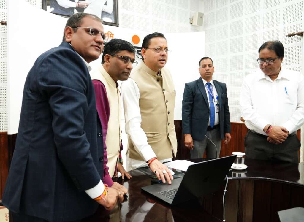 मुख्यमंत्री पुष्कर सिंह धामी गढ़वाली, कुमाऊँनी और जौनसारी लोकभाषाओं के वॉइस कलेक्शन पोर्टल का शुभारंभ करते हुए।