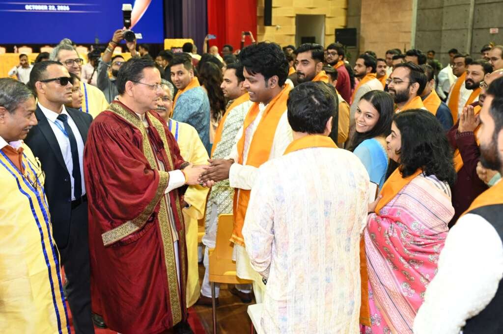 मुख्यमंत्री पुष्कर सिंह धामी देहरादून में यूपीईएस के 24वें दीक्षांत समारोह को संबोधित करते हुए।