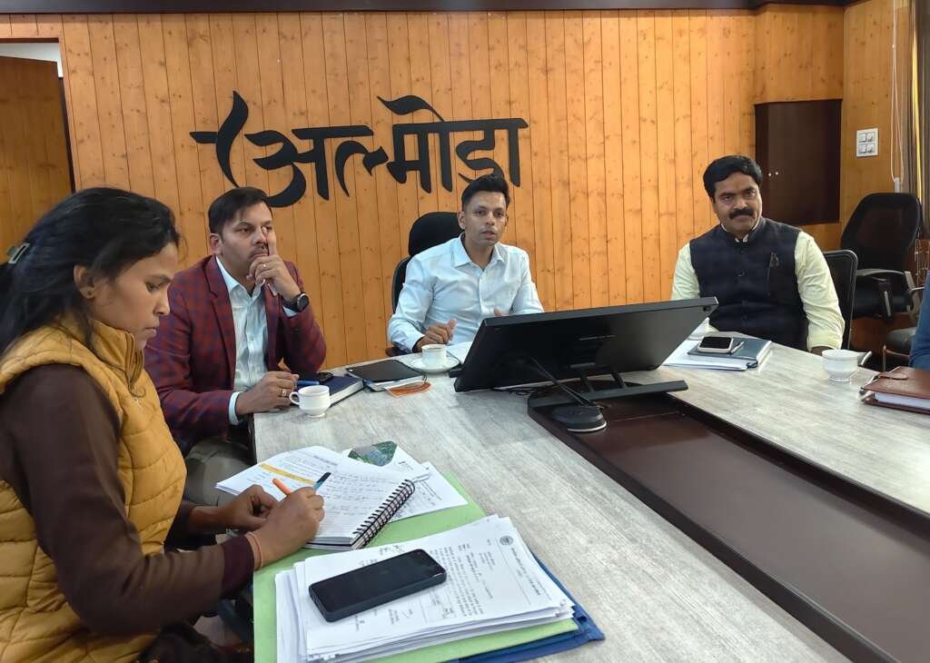 अल्मोड़ा में जिलाधिकारी अंशुल सिंह की अध्यक्षता में कोसी और रामगंगा नदियों के संरक्षण एवं प्रदूषण नियंत्रण को लेकर बैठक।