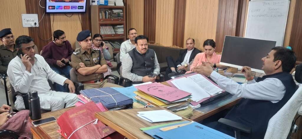 देहरादून के पलटन बाजार में वाहनों की नो एंट्री और अतिक्रमण हटाने की प्रशासनिक कार्रवाई।