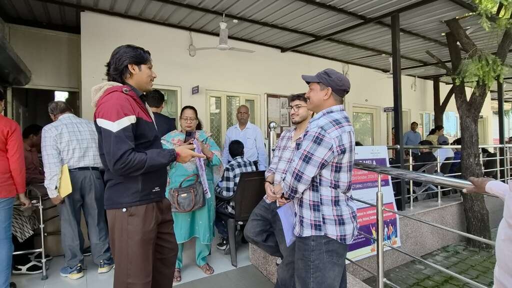 देहरादून में दिव्यांग अभ्यर्थियों के लिए आयोजित रोजगार मेले में चयन प्रक्रिया।
