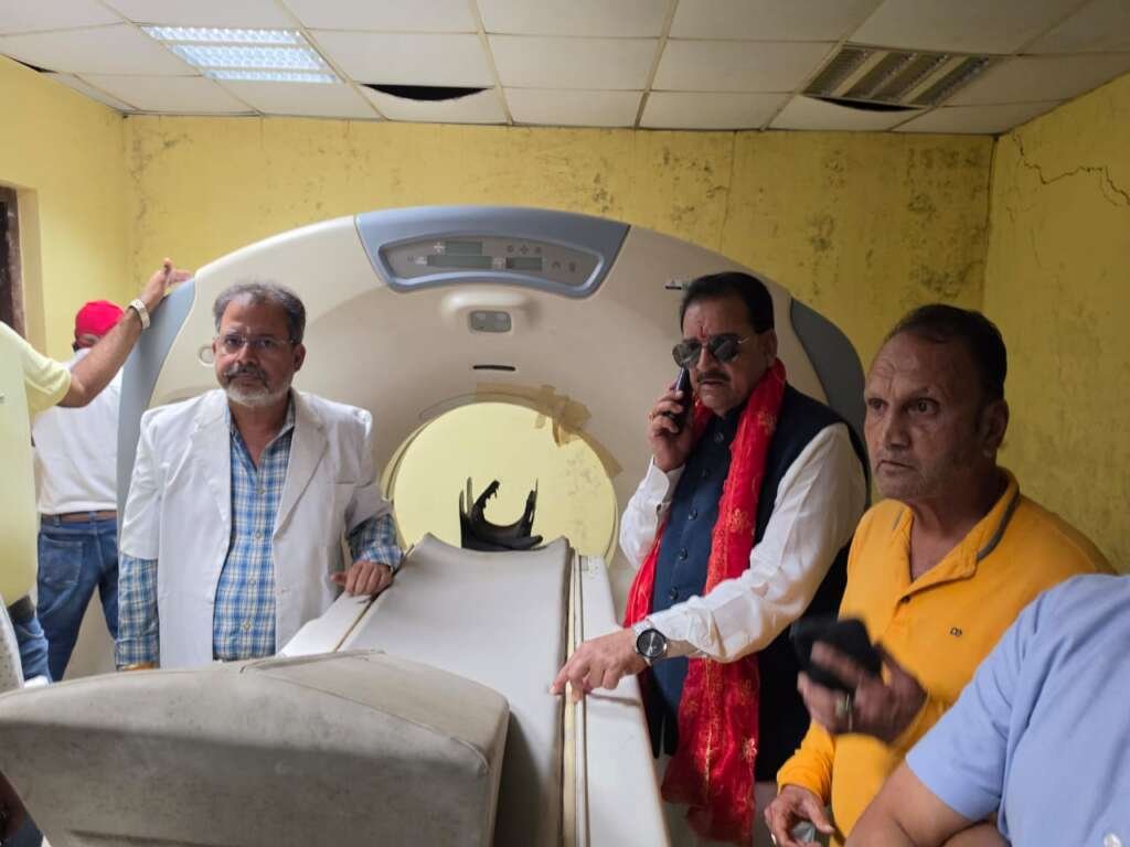 सांसद अजय भट्ट हल्द्वानी बेस अस्पताल का औचक निरीक्षण करते हुए