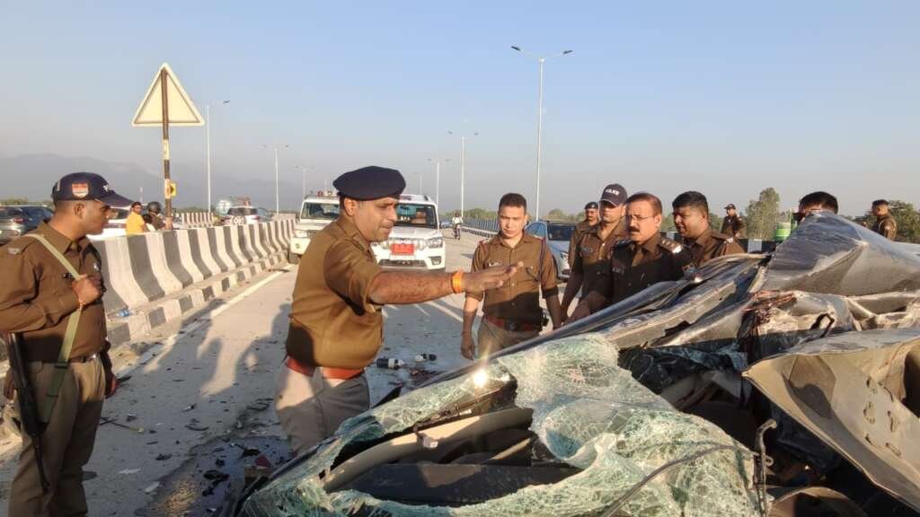 हल्द्वानी के तीनपानी फ्लाईओवर पर कार पलटने से हुआ दर्दनाक सड़क हादसा