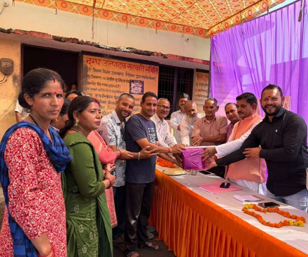 लालकुआं में दुग्ध उत्पादकों को 32 लाख रुपये का बोनस वितरित करते दुग्ध संघ अध्यक्ष मुकेश बोरा।