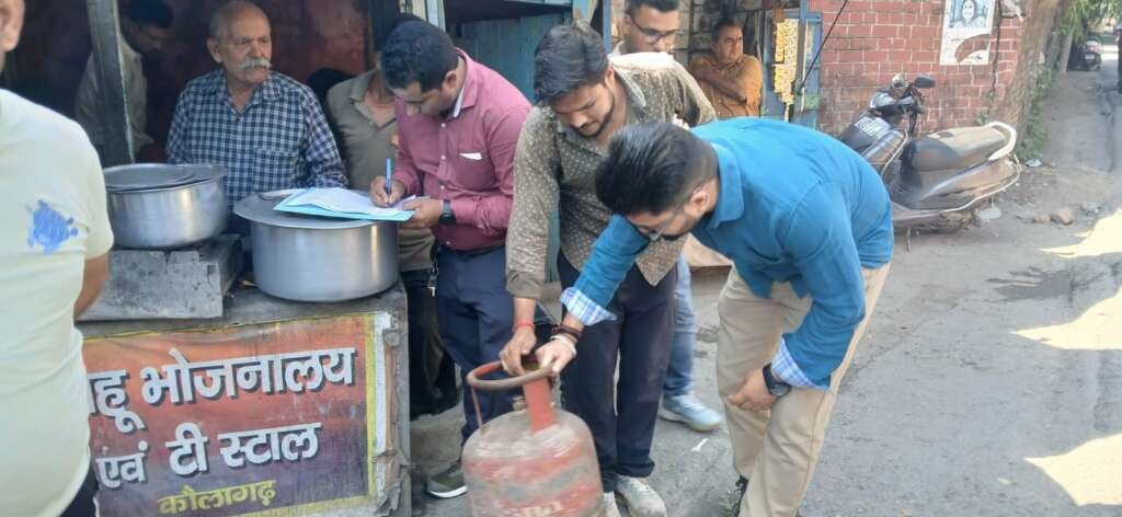 देहरादून में अवैध गैस रिफिलिंग के खिलाफ छापेमारी करती पूर्ति विभाग और पुलिस की टीम