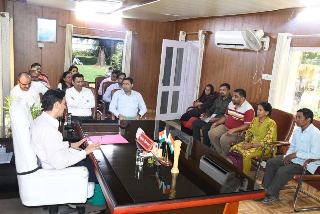 हल्द्वानी में जनसुनवाई के दौरान शिकायतें सुनते आयुक्त एवं सचिव मुख्यमंत्री दीपक रावत