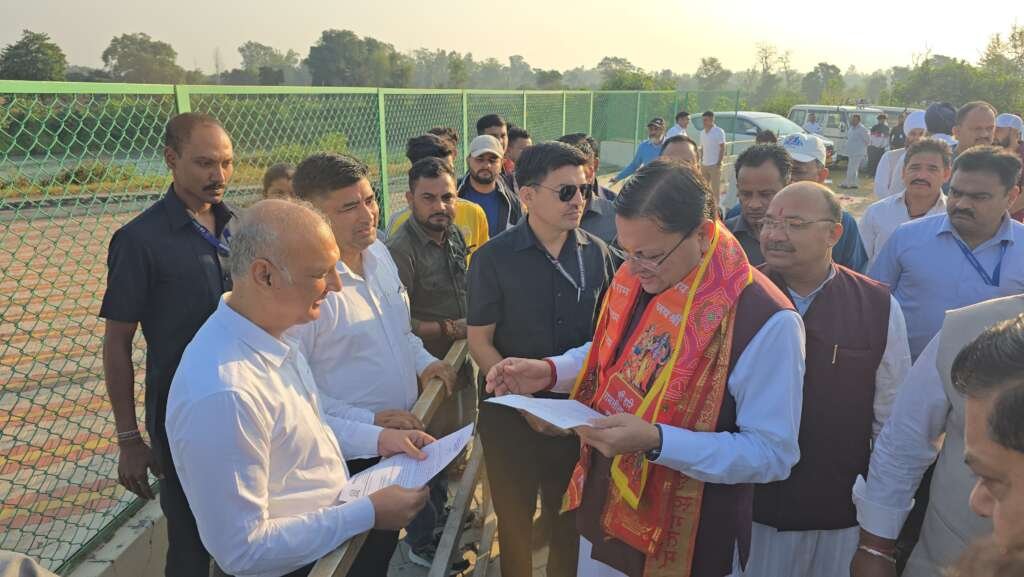 खटीमा में मुख्यमंत्री पुष्कर सिंह धामी आमजन और जनप्रतिनिधियों की समस्याएं सुनते हुए।