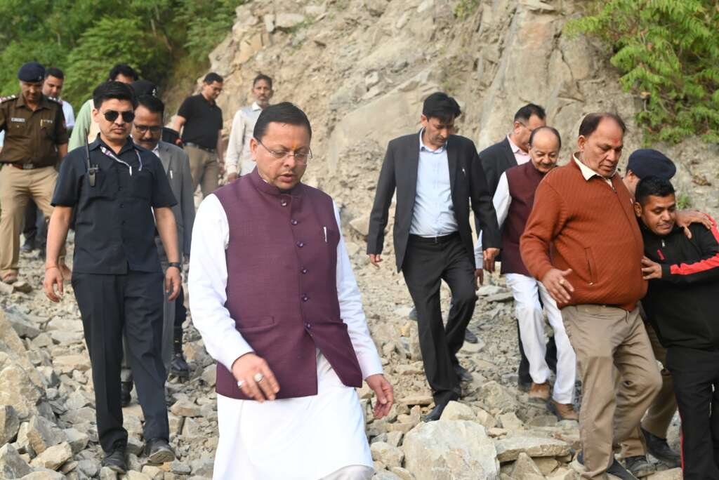 मुख्यमंत्री पुष्कर सिंह धामी हल्द्वानी में निर्माणाधीन काठगोदाम-अमृतपुर बाईपास का स्थलीय निरीक्षण करते हुए।