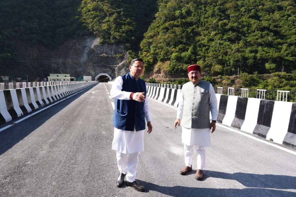 रुद्रप्रयाग में 156 करोड़ रुपये की पुल-सुरंग परियोजना का निरीक्षण करते मुख्यमंत्री पुष्कर सिंह धामी